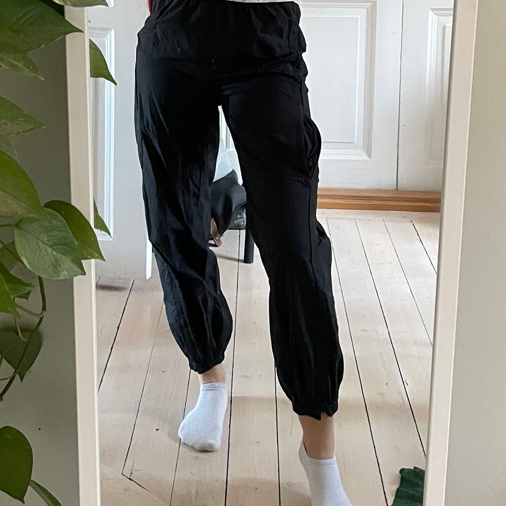 Skitsnygga cargo pants från Weekday i storlek 36, men resor i midjan samt knytsnöre i midjan så storleken kan variera mycket om man vill! Använts mycket men inget slitage någonstans, fortfarande väldigt fint skick. Funkar även som träningsbyxor om man vill det. Längst ner på byxorna finns även en dragkedja. Köparen står för frakten som tillkommer 💖 (jag är 167 cm). Jeans & Byxor.