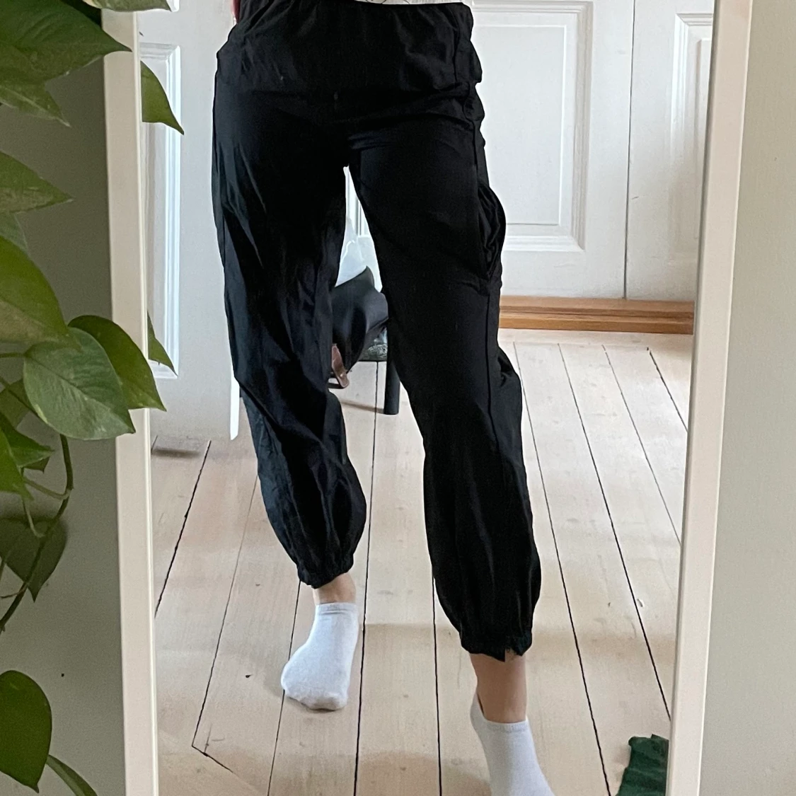 Svarta cargo pants från Weekday storlek 36! - 90