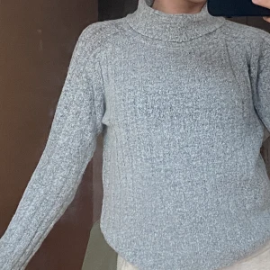 Stickad tröja  - Grå stickad polotröja. Märke: Jacqueline de Yong. XS men passar S. Osäker på pris. Använd väldigt få gånger, inga defekter.