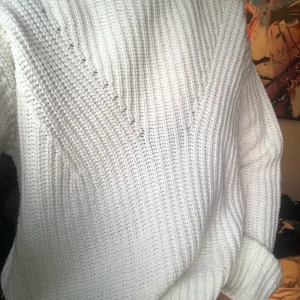Stickad tröja  - En vit stickad tröja! Skön och fint mönster, inga fläckar eller något. Som ny! Frakten är 59kr🥰