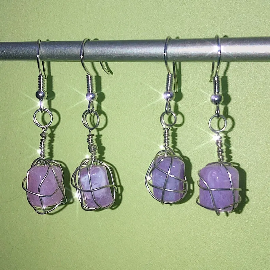 OBS! ENDAST ETT PAR KVAR! superfina lila wire wrapped örhängen som jag gjort själv 💜 checka min instagram för mer: @jewelryisawesome. Accessoarer.