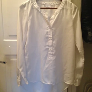  - Vit skjorta/tunika