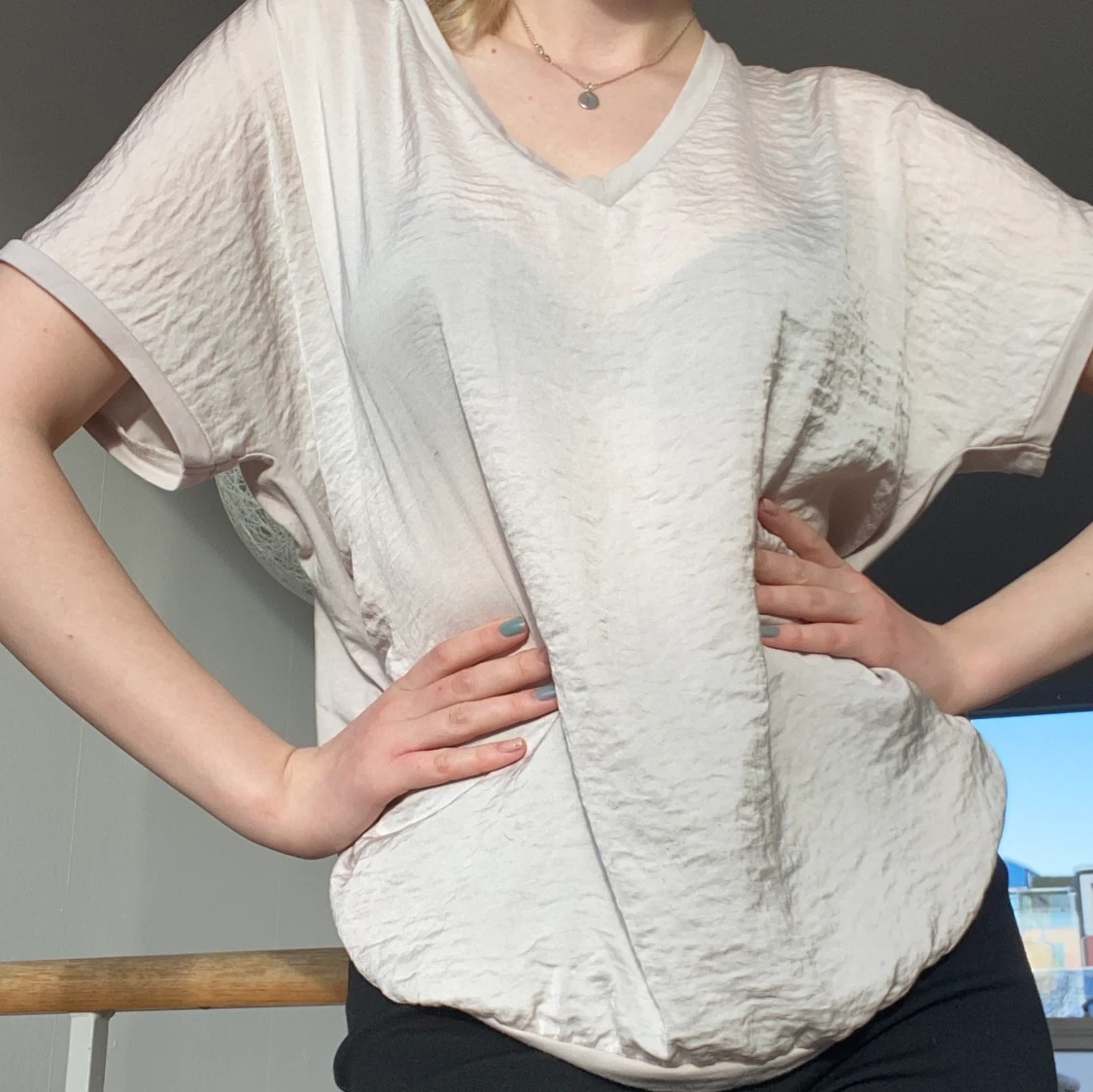 Blus i ljus beige/vit - 90