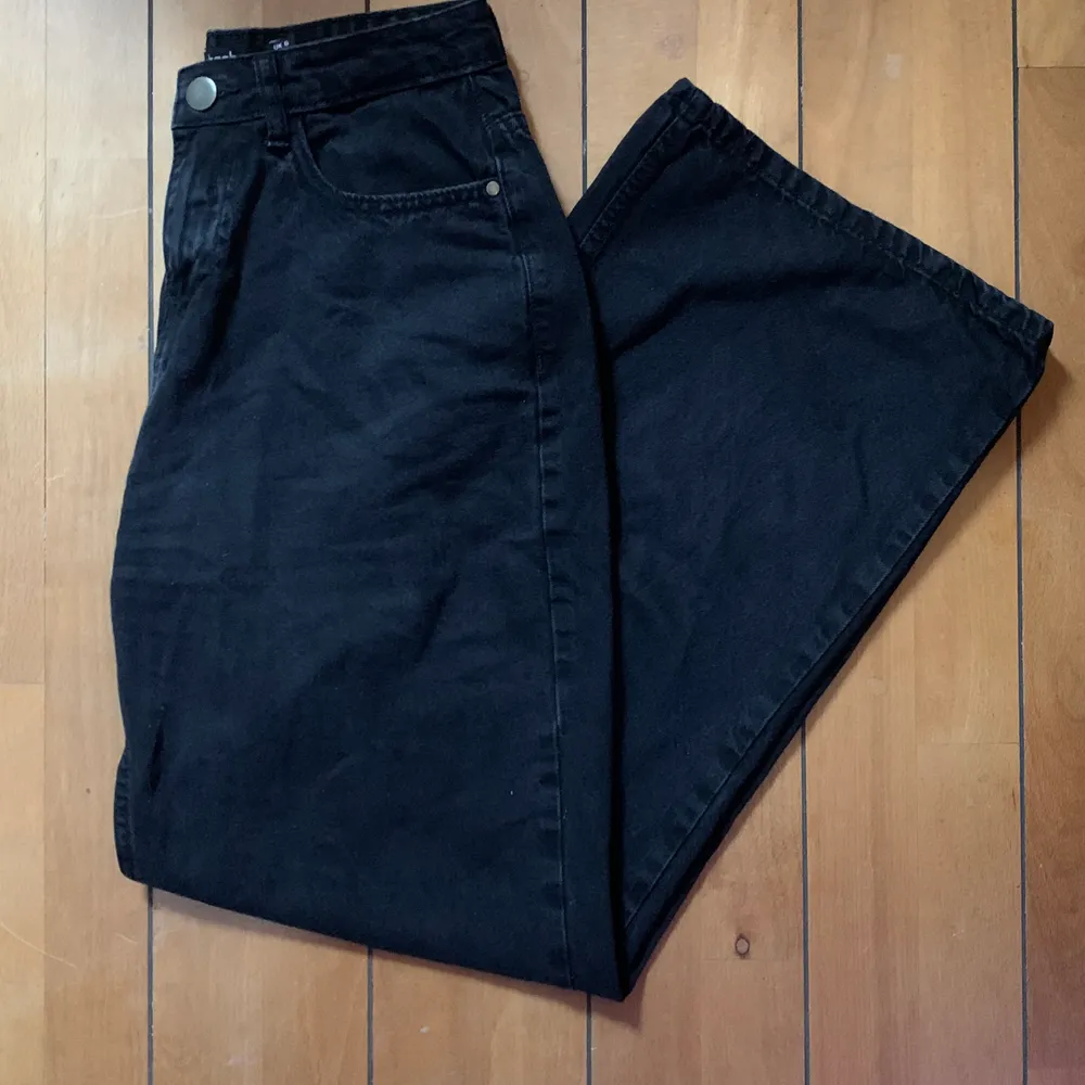 Supertrendiga svarta jeans från Boohoo!! Har används bara en gång och köptes för 225 kr. Storlek 34. Passar till vardagen och är väldigt bekväma. Jag blir av med dem för att de inte passar min stil längre. Köpare står för frakt. Jeans & Byxor.