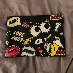 Väska  - Väska/clutch, går att sätta till band men det har jag inte på den, men finns ringar till det. Oanvänd 