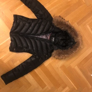 Äkta Hollies Jacka - Äkta hollies jacka i jättefint skick, inte sliten alls , nästan som ny, andvänd få gånger. Buda går i kommentarerna 