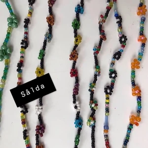 smycken jag gjort! - Halsband och armband med blommor i olika fina färger! gröna halsbandet är i elastik annars alla med spänne. Halsband 30kr Armband 20kr! Frakt alltid 12kr