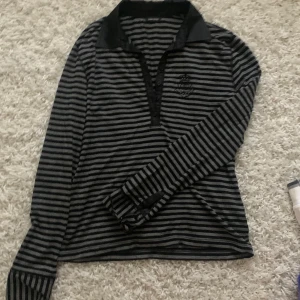 As cool tröja!! - Lite schoolgirl inspo haha, as fin tror d e pyjamaströja typ men e skit snygg som vanlig tröja!! Passar allt från xs-m