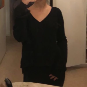 Tröja - Skön mysig stickad tröja, den va stor så har syt in den där under armhålan de inget som syns. Den är från bohoo och  är S/M men själv har xs den är XS/S  då jag har syt in den. Köpt för 160 säljer för 90kr