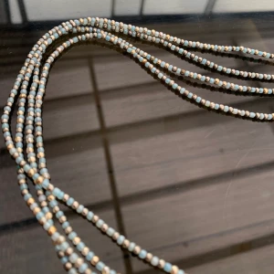 Pärlhalsband  - Fint pärlhalsband som man kan vrida runt halsen x antal gånger💁🏻‍♀️🌟⚡️ En mix av blåa och guldiga pärlor. Frakt 22 kr