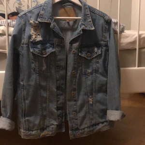 Jeans jacka - En jeans färgade jeans jacka från lager 157 lite lång där nere aldrig använd storlek xs (glöm inte du står för frakten)💕