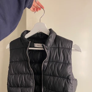 Superfin väst! - En nästan helt ny väst från mango, endast använd en gång! Så himla fin och passar till allt.