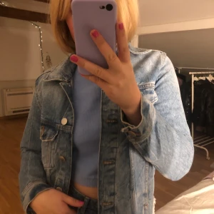 Jeansjacka  - Snygg jeansjacka med slitningar längst ner