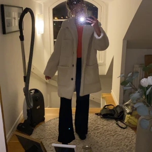 Vinterjacka - Säljer denna såå sköna och snygga vinterjacka från Zara! Använd fåtal gånger förra vintern och säljer då jag har en annan vinterjacka och inte kommer använda denna.