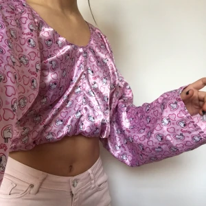 Topp - Gamla favorittoppen gjord av ett par byxor. Skriv privat vid intresse. Köpare står för frakt. Visas på en s men passar även m