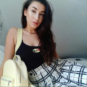 Retro-aktig Body från Fila - Stretching body från Fila men köpt på Asos med loggan sydd på framsidan. Den går att knäppa upp längst ner för att få på sig. Tyvärr så är dom gula detaljerna inte lika gula då den råkade tvättas med svart tvätt men annars i gott skick. 50kr + 44kr frakt! 🥰 (första bilden visar hur den satt på mig, där är detaljerna mer gula)