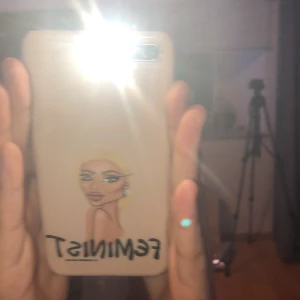 Feminist skal by Alexandra Nilsson - Jag säljer detta babyrosa feminist skal nu Alexandra Nilsson för 50kr (köptes för 159kr) för IPhone 8/7 Plus! Som ni ser på sista bilden så finns det en liten defekt men syns knappt ifall man inte trycker in och rör vid det! Man kan antingen hämta, mötas upp eller betala för frakt! Jag tar 14 kronor för frakten! Kommentera eller kom privat ifall ni vill ha mer info // Lina