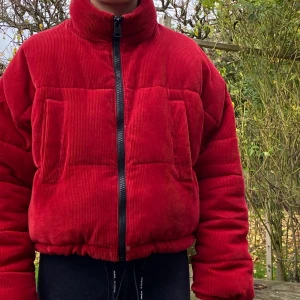 Snygg pufferjacket! - Säljer denna supersnygga pufferjacket från Urban Outfitters. Den är så gosig & varm men samtidigt sjukt snygg!!! 