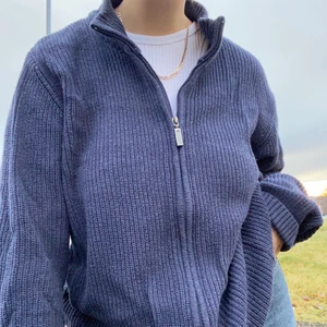 KOFTA ZIP - Asnice kofta med zip och krage i storlek L/M. Passar alla storlekar beroende på hur man vill att den ska sitta. AVSLUTAD