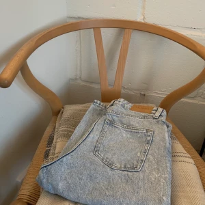 Ljusa jeans  - Stentvättade ljusa jeans från Monki, i storlek 26. Något stretchiga så passar även mig som vanligtvis bär storlek 27😊 Endast använda vid fåtal tillfällen.