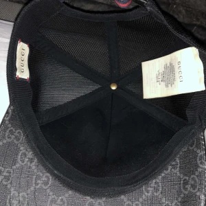 Gucci keps (äkta & storlek Small) - Kepsen är beställd i juni som du ser ovan. Kepsen är svart och i storlek S. Säljer kepsen åt min kille. Pris 1600kr