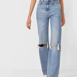 Raka jeans med hål - Jeansen är köpte ifrån stradivarius i storlek 38 dem är helt oanvända då dem var förstora för mig.