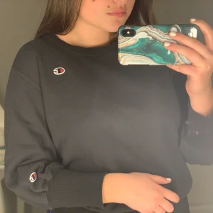 Champion sweatshirt storlek M - Säljer denna champion sweatshirt med lite bredare mudd. Skulle säga att den är ganska liten i storleken. Använd fåtal gånger så är nästan som ny. Frakt tillkommer.