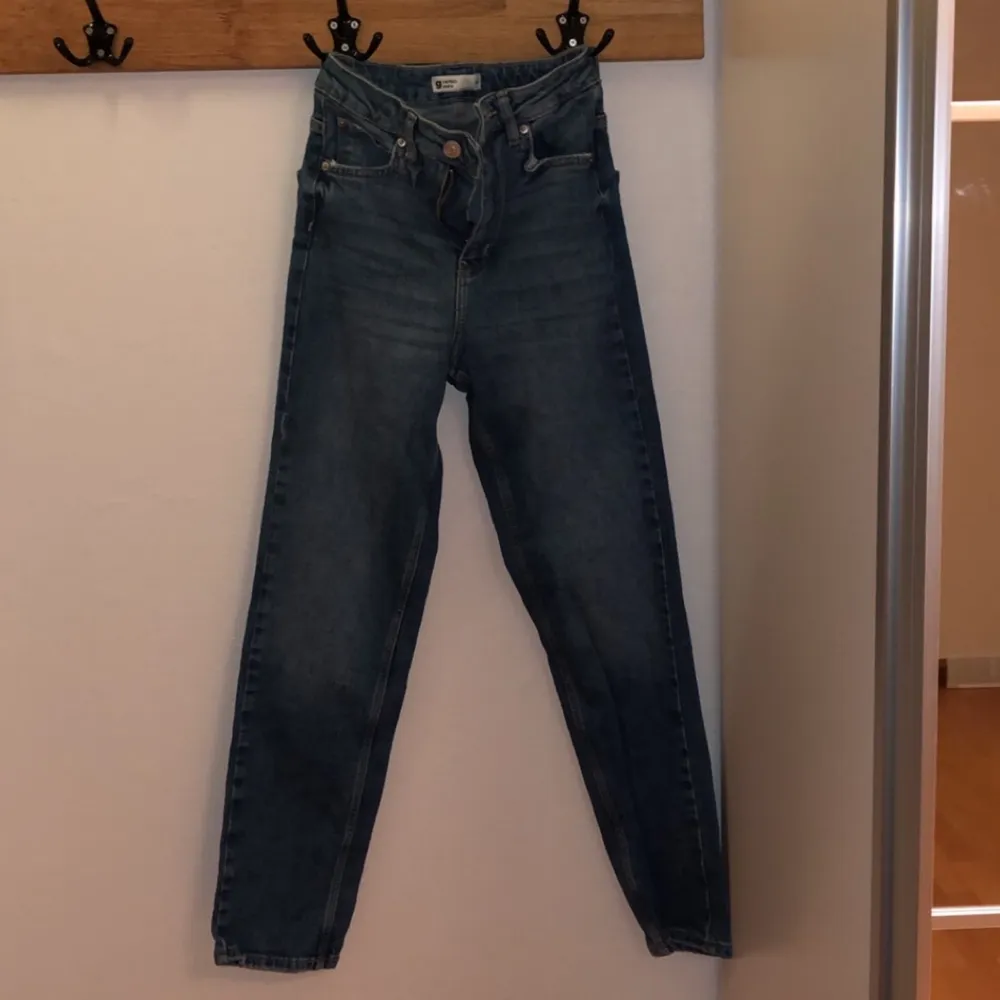 Mom jeans ifrån Gina tricot, nypris 599kr säljer för 150kr!. Jeans & Byxor.