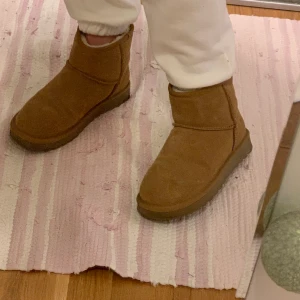 jättefina beiga fake-uggs - säljer dessa i princip helt oanvända ”uggs” eftersom de ej kommer till användning. Storlek 39 men skulle även kunna passa 40 eftersom de är ganska rymliga. Superfina och sköna, väldigt varma och passar till allt, nypris 400 kr🥰
