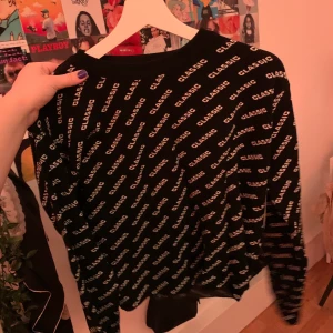 Tröja från chiquelle - Tröja med text på ifrån chiquelle, tröjan är onesize men skulle säga storlek S/M. Tröjan är endast använd en gång och är i jättebra tjockt material. Köparen står för frakt!