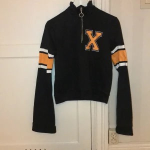 Junkyard zipper - Oanvänd zipper från Junkyard i strl S. Inköp för ca tre år sedan, men aldrig använd. Nypris 249kr 🧡🖤