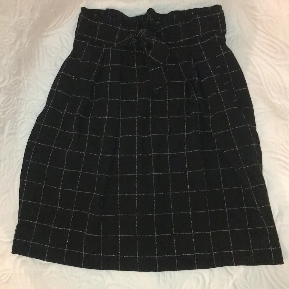 Oanvänd svart- och vitrutig kjol i strl 34 från H&M. Nypris 349kr 🖤🤍. Kjolar.