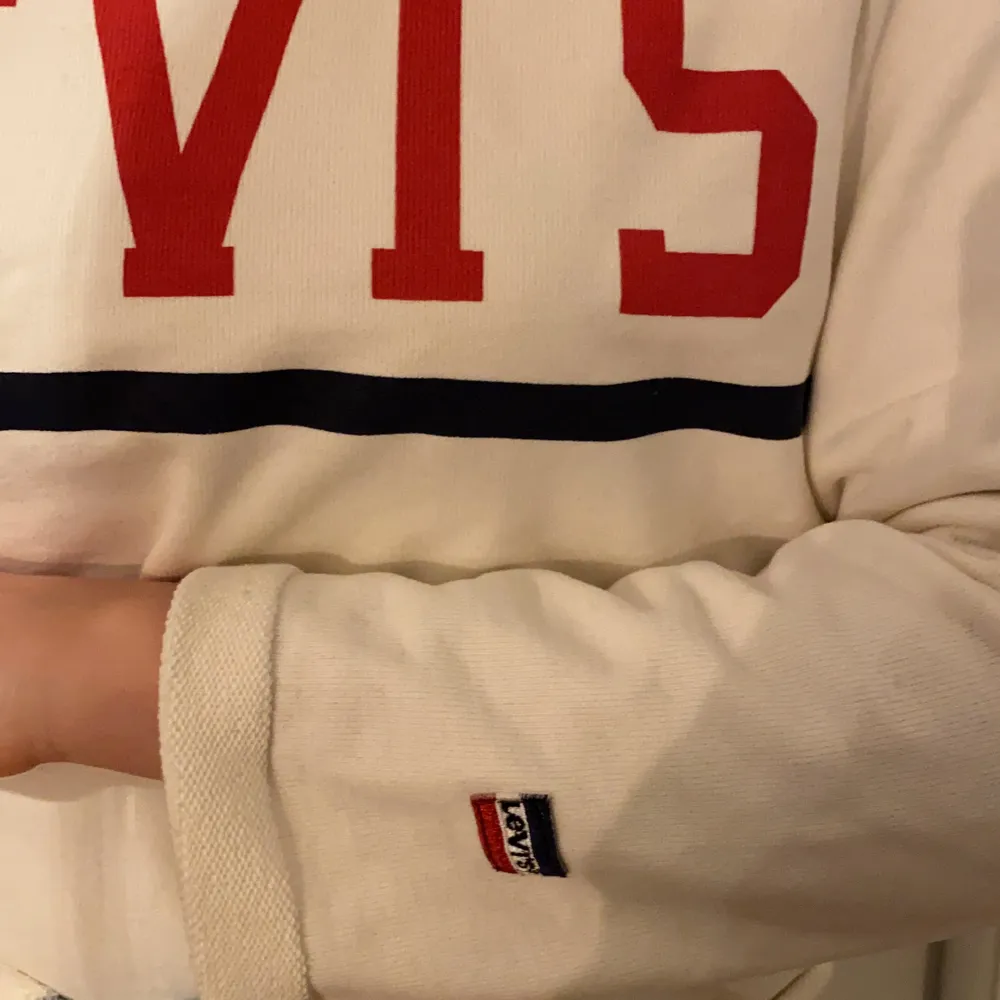 Super fin Levis tröja i storlek S som ej kommer till användning 💗 Frakten är gratis och spårbar 🤩. Tröjor & Koftor.