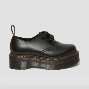 Dr Martens  - Oanvända platform dr martens, storlek 39, nypris 2000kr, buda från 1600!! Frakt tillkommer, bud nu på 1750