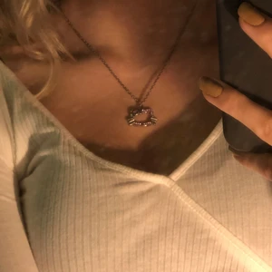 y2k hello kitty halsband  - haft sen jag va liten men säljer nu. silvrigt. pris + frakt 💗💗