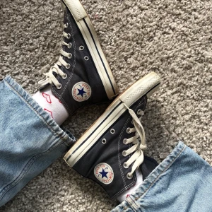 Blågrå converse - Blågrå converse i storlek 36. Bra skick förutom lite små fläckar på den vita delen längst fram (se bild). Fraktar helst (kostnad tillkommer) men kan ibland mötas upp i Sthlm