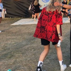 Kortärmad skjorta Sweet sktbs  - Kortärmad röd skjorta från sweet sktbs. Har bara använt den en gång på Lollapalooza förra året. Storlek M har jag för mig. Fraktar helst (kostnad tillkommer) men kan ibland mötas upp i Sthlm