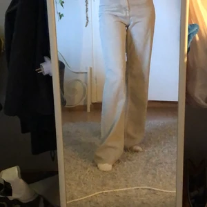 ljusgrå långa zara jeans - ett par ljusgrå, långa, vida jeans. de är tyvärr för långa för mig (165) så skulle möjligtvis passa bättre på någon längre :) storlek 34. använda en gång. inga fläckar, hål osv. nypris 400kr. pris + frakt💗💗