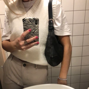 Vit stickad väst!  - Stickad väst gjord hemma, säljer på grund av gjorde den mindre än vad jag ville ha den. Passar någon som är lite mindre i storleken eller ca en Storlek xs/ xxs🥰