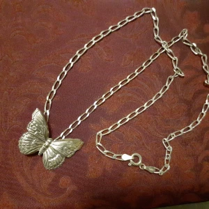 Silverhalsband - Fjärilshalsband i äkta silver(925stämpel både på kedja och inuti fjärilsberlocken). Halsbandet är i ok skick trots sina år på nacken samt att jag badat med det osv. Med lite kärlek och möjligen en silverputs kan den nästan bli som ny igen. Kommer ej till användning för min del längre och säljes därför❤