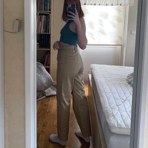 Weekday Chinos - Säljer dessa chinos från Weekday i storlek small!💝