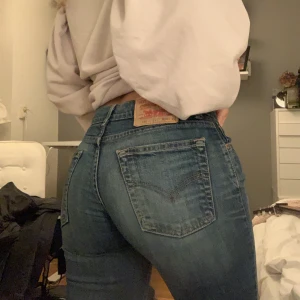 Levis bootcut jeans - Vintage Levis jeans. Så snygga och sköna. Passar mig med 36/s bra! Om många är intresserade sker det budgivning i kommentarerna! 💜