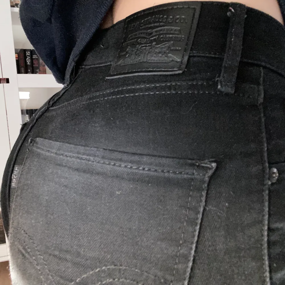 Svarta Levis jeans i jättebra skick, inte så mycket använda. Modellen heter ”mile high super skinny” och storleken är 24, skulle säga att det motsvarar ungefär xs/liten S. (Jag är 163 cm) 200kr+frakt eller hösta bud. (Köpta för 1100). Skriv privat om du vill ha mer bilder!. Jeans & Byxor.