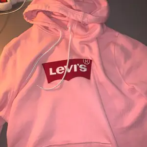 Säljer min rosa Levis hoodie i nyskick bara testat den. Hoodien är i storlek M säljer den  pågrund av fel storlek, nypris 800