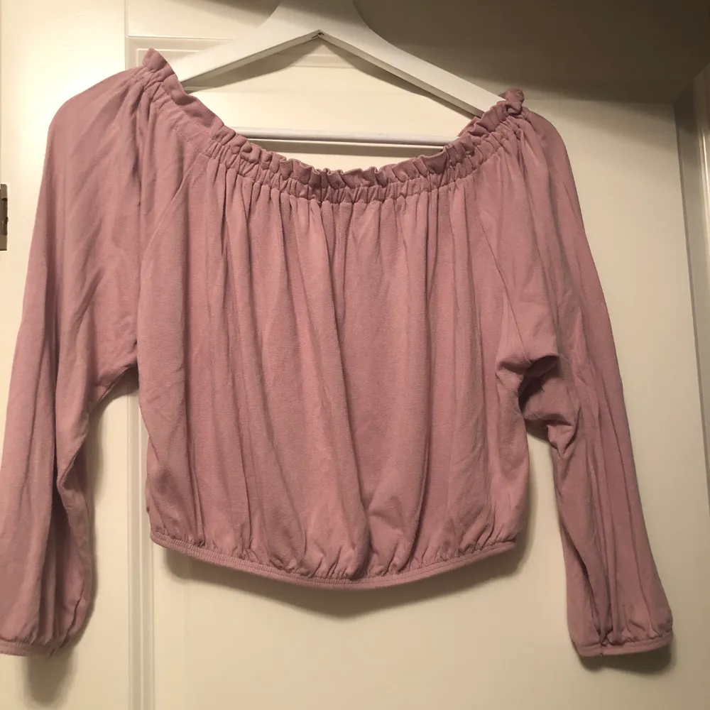 En fin off shoulder top från hollister som knappt är använd. Jätteskönt och luftigt material!. Toppar.