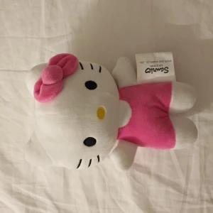Hello kitty gosedjur - Finns fortfarande! Ungefär 30 cm på längden!! Super gullig men sitter tyvärr bara runder. Super skick! Köpare står för frakt: 22kr <3