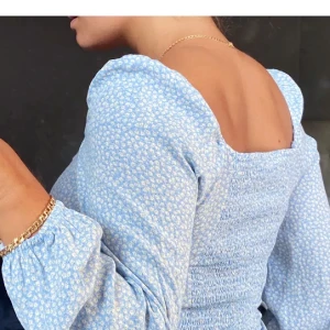 Söt blus från H&M - Söt ljusblå blus från h&m. Storlek 40 men sitter som en 38. Aldrig använd, prislappen är kvar. Inköpt för 149 men säljer för 90 kr. 🤍🤍