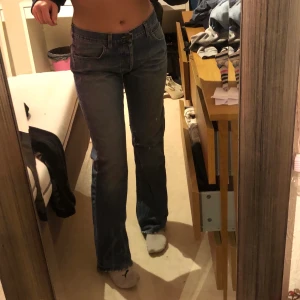 LEE jeans från 1990 - Dessa as coola LEE jeansen i stlk S lågmidjade jag är 169 så ganska långa men om man är kort kan man ju sy upp dem❤️ org pris är 1000kr om många vill ha dem får ni buda men start pris är 250kr❤️ ALDRIG ANVÄNDA MER ÄN TESTADE