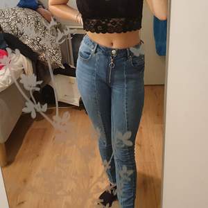 Andvända men bra skick. Dom är normal waisted för mig som har s i jeans men blir högre på en xs.  Det klippta i slutet på jeansen var så nör jag köpte dom och är en fin detalj. Köpte dom för 100 kr på new yorker men säljer dom för 70 (frakt är inträknat)