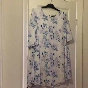  - Klänning från bik bok, aldrig använd. Väldigt fin 